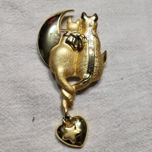 Super Cute Vintage CATTAILS (AJC) Cat's sitting on moon brushed Goldtone brooch - Picture 4 of 9